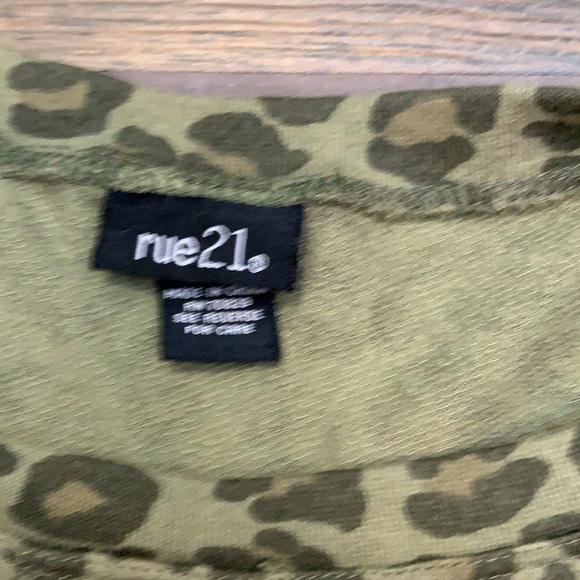 🦋 3 for $30! Like new! Leopard Sweatshirt with Jeweled Shoulders Rue 21 - Picture 9 of 11